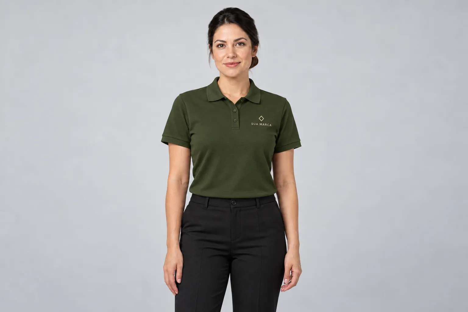 A mesma mulher com o uniforme da empresa: polo verde com o logo bordado e calça social preta
