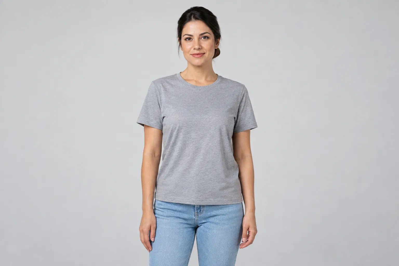 Mulher com camiseta cinza e calça jeans, sem uniforme