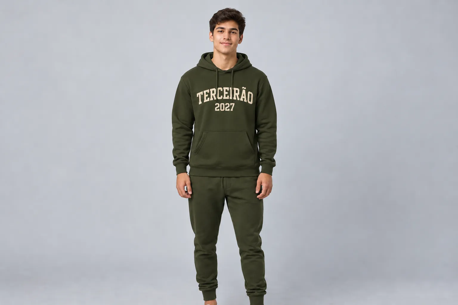 O mesmo formando com o moletom com capuz verde estampado TERCEIRÃO 2027